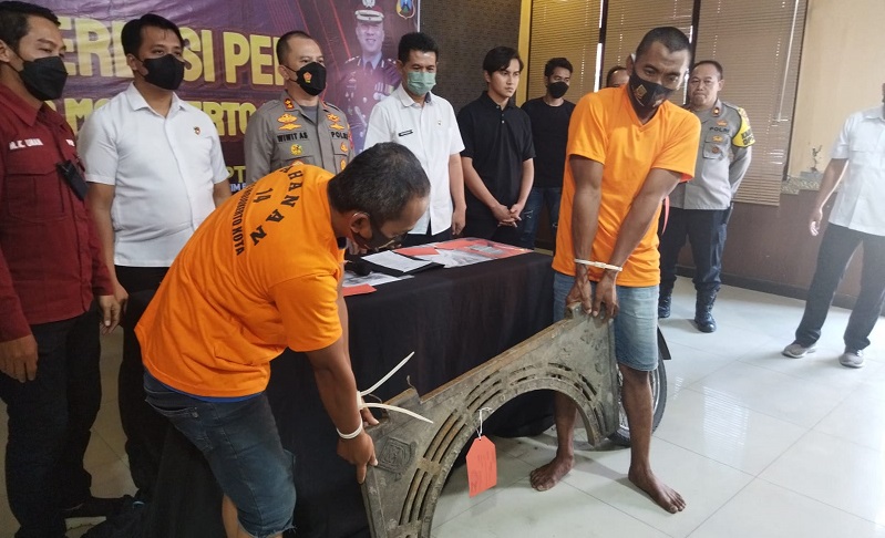 Polresta Mojokerto Tangkap 2 Pencuri Besi Penutup Gorong-Gorong di 42 TKP 