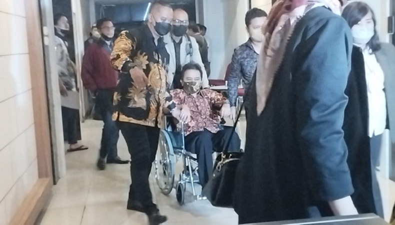   Dijerat Pasal Berlapis, Mantan Menpora Roy Suryo Terancam 6 Tahun Penjara 