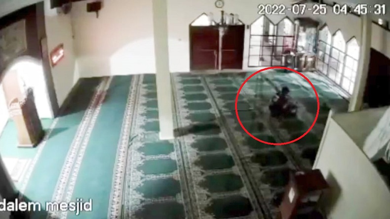 Viral Video Pria Masuk dari Ventilasi lalu Curi 2 Isi Kotak Amal Masjid di Bandung