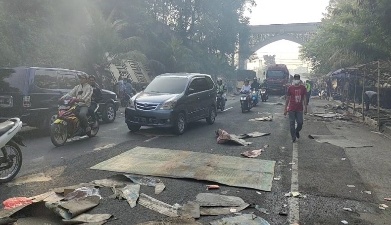 Tolak Penertiban, Pedagang Cingcau Cianjur Lempar Tikar dan Kursi ke Tengah Jalan