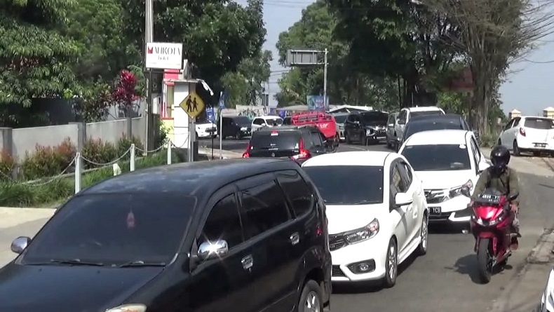 Diserbu Ribuan Wisatawan, Lalu Lintas Lembang Macet, Polisi Terapkan One Way