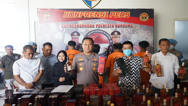 Polisi Ungkap Kasus Miras Impor Palsu di Cimenyan Bandung, Pelaku Oplos Alkohol dengan Teh Celup