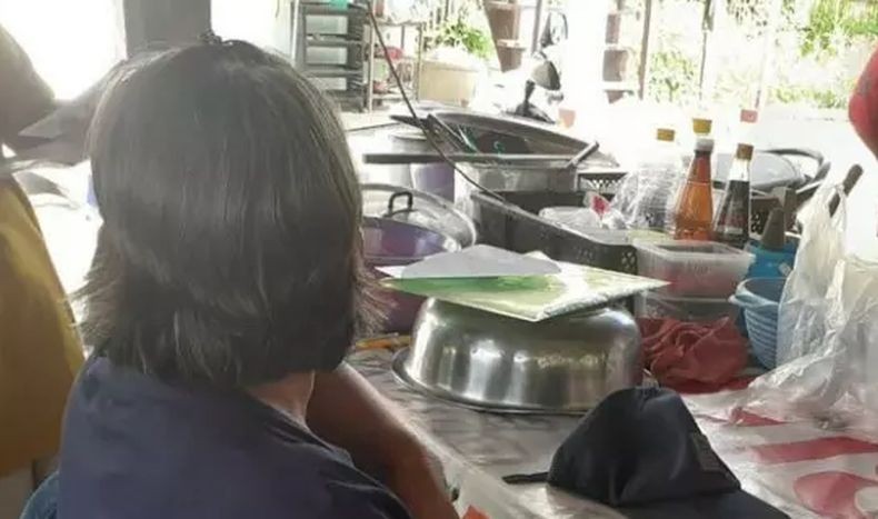  Wanita Cantik Ini Dilempar Kulit Durian di Wajah gegara Tak Bisa Bayar Utang
