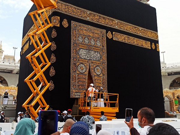 Potret Pergantian Kain Kiswah Kakbah yang Bertepatan dengan Tahun Baru Islam 2022