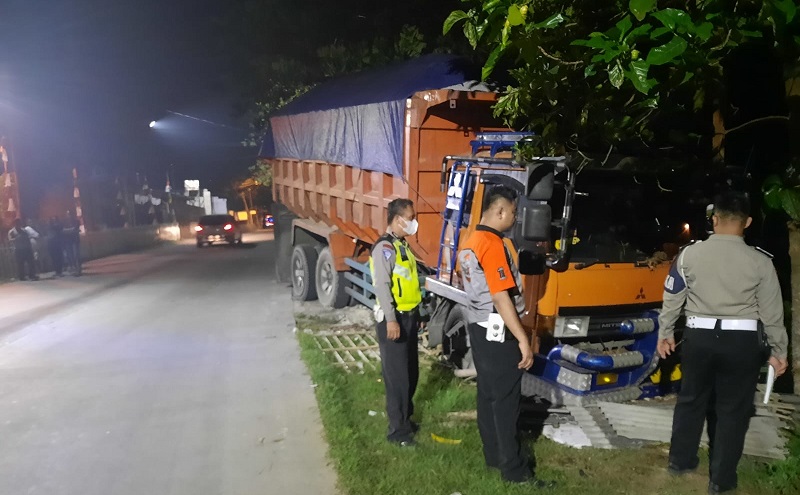 Horor, Sopir Truk Serangan Jantung dan Meninggal hingga Tabrak Warung Makan di Tangerang