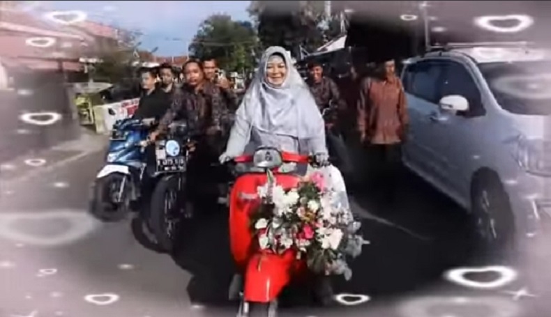 Unik, Emak di Majalengka ini Antarkan Anak Nikahan dengan Vespa