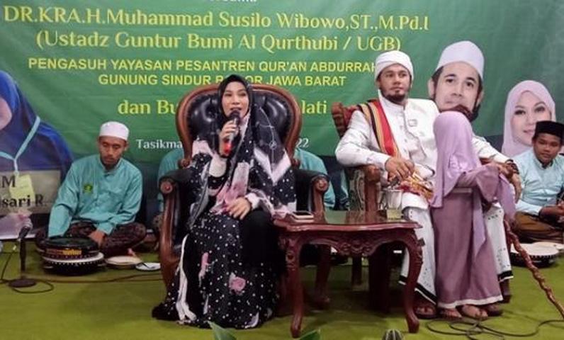 Ketika Ustaz Guntur Bumi dan Puput Melati Tausiyah di Acara Tradisi Walimatussafar Haji 