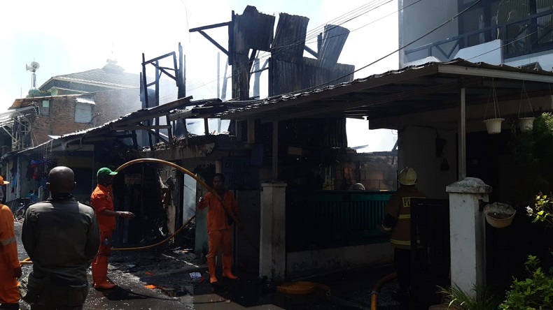 Kebakaran Hanguskan Rumah Kontrakan di Kelapa Gading, Petugas Sempat Terkendala Akses Masuk