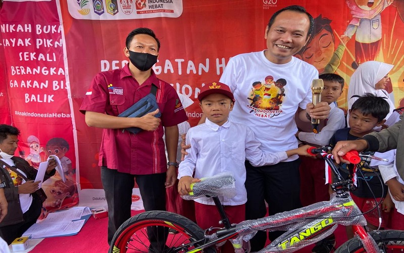 Kemensos Salurkan Bantuan Atensi untuk 370 Anak di Kaki Gunung Rinjani, Ada Doorprize Sepeda