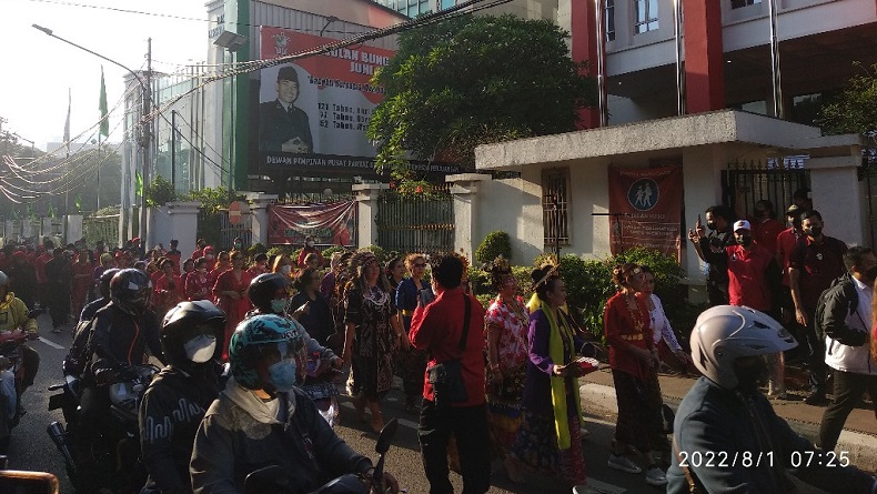 Ratusan Kader Jalan Kaki Mengantar DPP PDIP Mendaftar Peserta Pemilu ke KPU