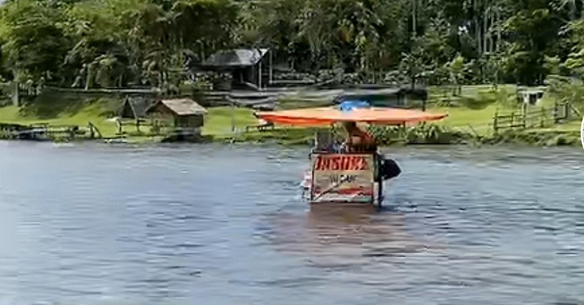 Viral, Pedagang Jasuke Jualan di Tengah Sungai, Siapa yang Beli?