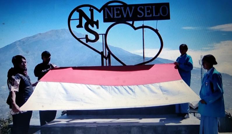  Peringati HUT Kemerdekaan RI, Pelajar Papua Kibarkan Bendera Merah Putih di Lereng Merapi