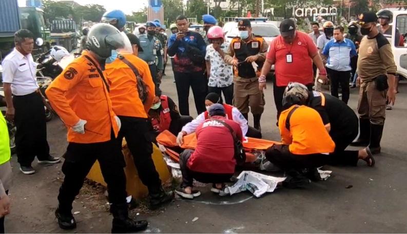 Senggolan dengan Mobil TNI, Perempuan Pengendara Motor di Surabaya Tewas