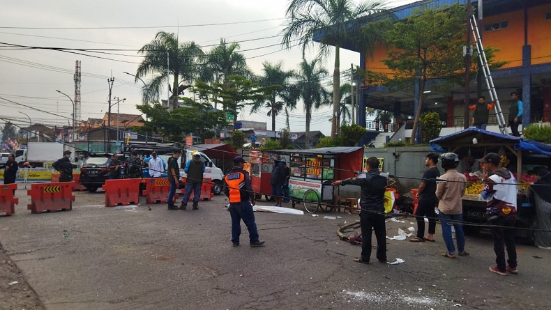 Tidak Ada Angin dan Hujan, Tiang Listrik Tiba-Tiba Roboh Timpa Pengendara Motor di Lembang KBB