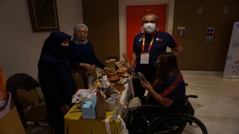 Momen Lucu Atlet Filipina Menawar Harga Cendera mata ASEAN Para Games 2022