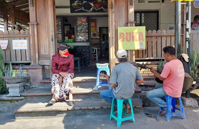 Begini Gaya Ganjar saat Menikmati Musik Pengamen sambil Lesehan di Warung
