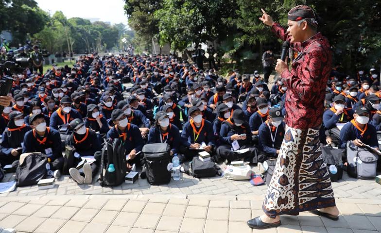  Kenakan Beskap dan Berpanas-panasan, Ganjar Motivasi Mahasiswa UGM Hadapi Tantangan 