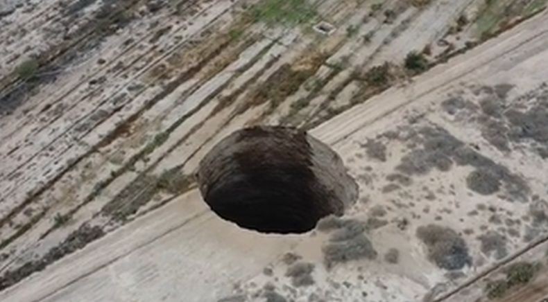  Misterius, Lubang Raksasa Tiba-Tiba Muncul di Tengah Gurun Cile 