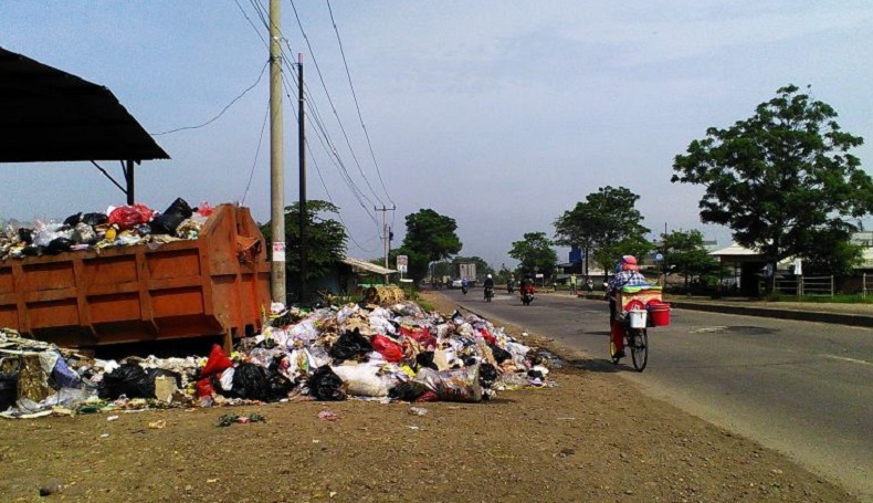 Waduh, gegara Armada Terbatas Ratusan Ton Sampah di Karawang Tak Terangkut