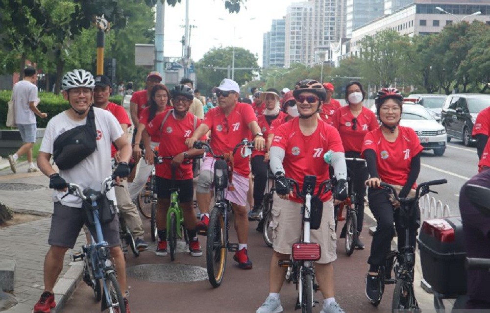 Peringati HUT Ke-77 RI, WNI Bersepeda Keliling Beijing 77 Km