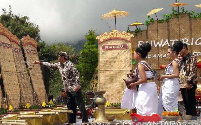 Jelang Panen Tembakau, Petani Lereng Sumbing dan Sindoro Gelar Tradisi Ruwat Rigen