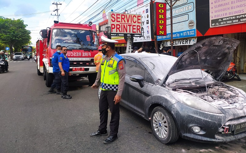 Heboh Mobil Ibu Muda Terbakar saat Melintas di Umbulharjo Yogyakarta