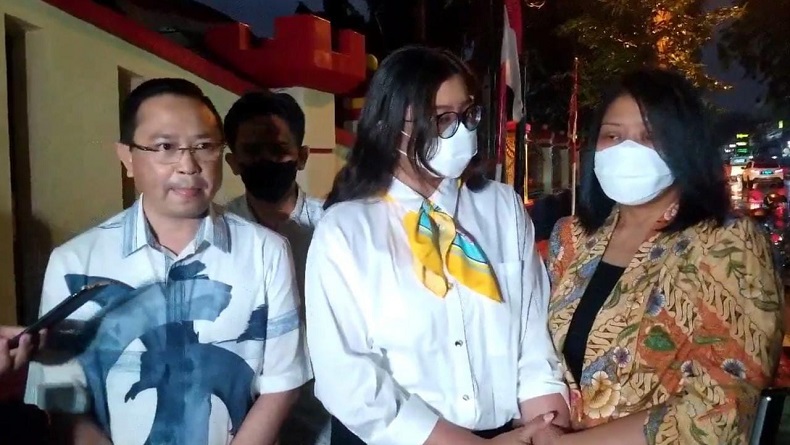 Datang ke Mako Brimob, Istri Ferdy Sambo Bawa Pakaian untuk Suami