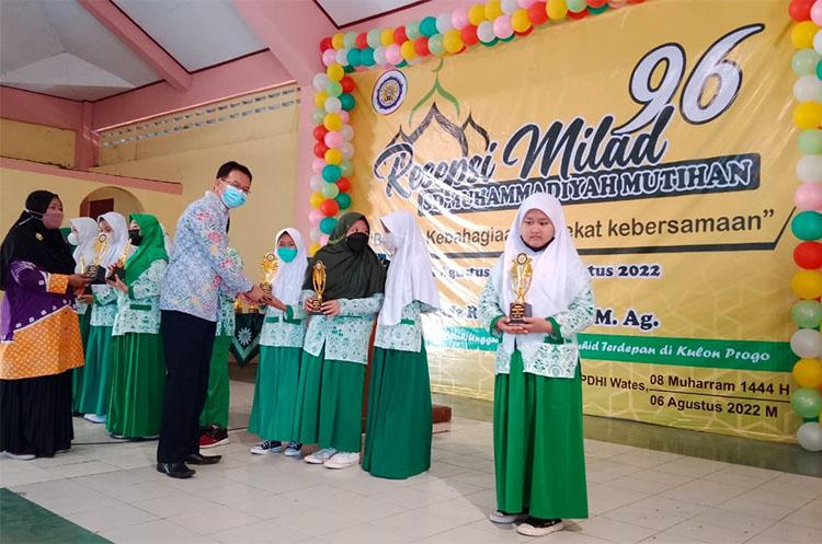 Milad 96 Tahun SD Muhammadiyah Mutihan Wates, Tingkatkan Prestasi Dilandasi Iman 