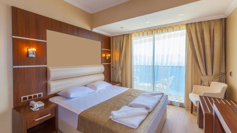Alasan Kenapa di Hotel Tidak Ada Jam Dinding dan Guling, Sudah Tahu?