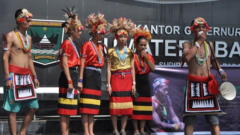 Warga Mentawai Gelar Aksi di Kantor Gubernur: Kami Tidak Menumpang di Sumatera Barat!