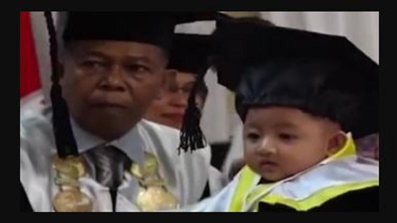 Bikin Nangis, Bayi 4 Bulan di Palopo Ini Viral Gantikan Ibu Wisuda