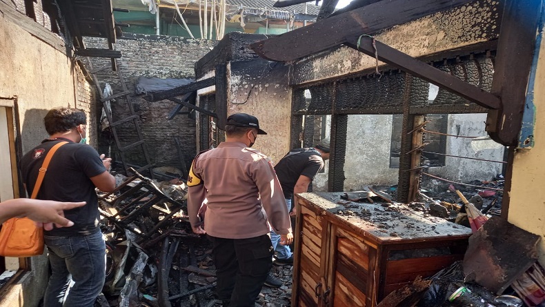 Korsleting Listrik, Rumah Warga di Salatiga Ludes Terbakar