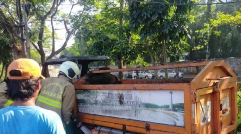 Kebakaran Motor Pengangkut Sampah Gegerkan Warga di Menteng Jakpus