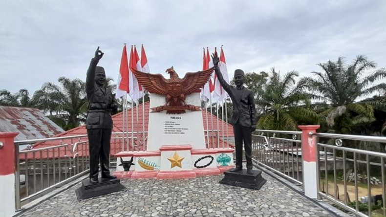 Cerita Warga Sumbar yang Rela Rogoh Rp300 Juta untuk Bangun Patung Soekarno dan Jokowi