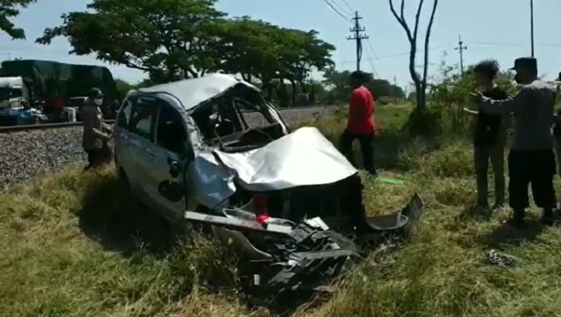 Minibus di Pasuruan Ditabrak Kereta saat Penjaga Perlintasan Pergi Salat, 1 Tewas 