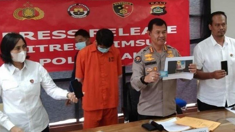 Waduh, Pria Ini Mengaku Dapat Kepuasan usai Rekam Istri Berhubungan Intim dengan 2 Pria