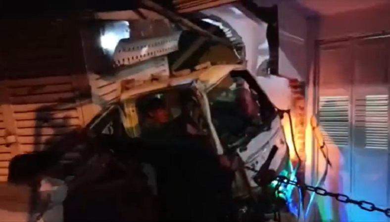 Truk Ayam Tabrak Rumah Warga di Mojokerto, Sopir Terjepit 