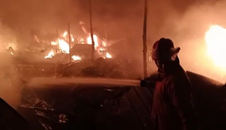 Gudang Limbah Pabrik Sepatu Sukalarang Sukabumi Terbakar Hebat, 1 Jam Baru Padam