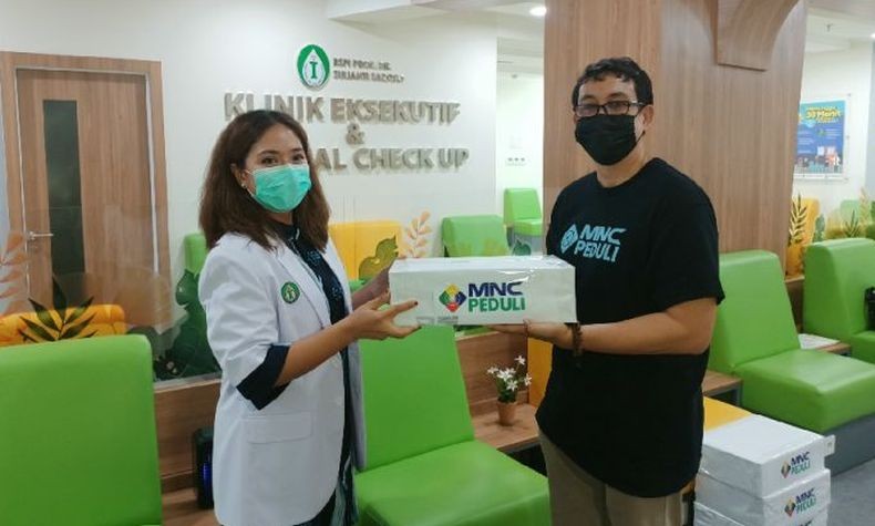 MNC Peduli Bagikan Ratusan Minuman Segar kepada Nakes RSPI Sulianti Saroso
