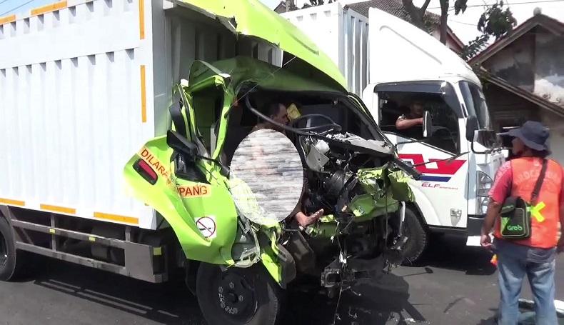 Tabrak Belakang di Jalur Pantura Cirebon, Sopir Tak Berdaya Tergencet Bodi Ringsek