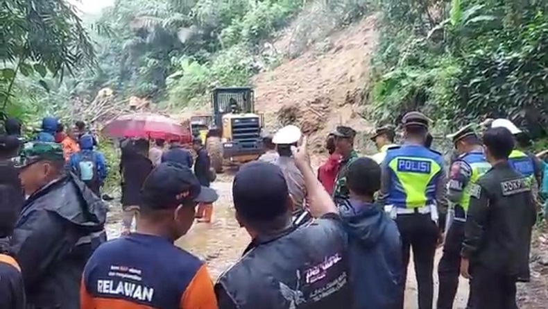 Tebing 40 Meter Longsor Tutup Total Jalur Tasikmalaya-Pangandaran