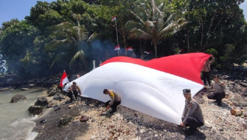 Viral! Pemuda Asal Aceh Bakar dan Robek Bendera Merah Putih 