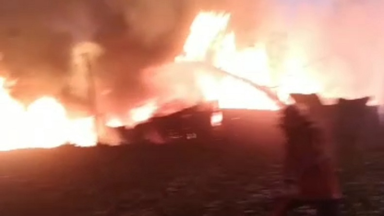 Petugas Damkar 5 Jam Berjibaku Padamkan Kebakaran Gudang Limbah Sepatu di Sukabumi