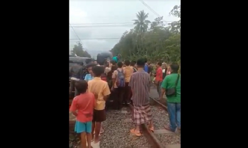 3 Pelajar SMP di Jember Tertabrak Kereta Api, 1 Tewas 2 Sekarat