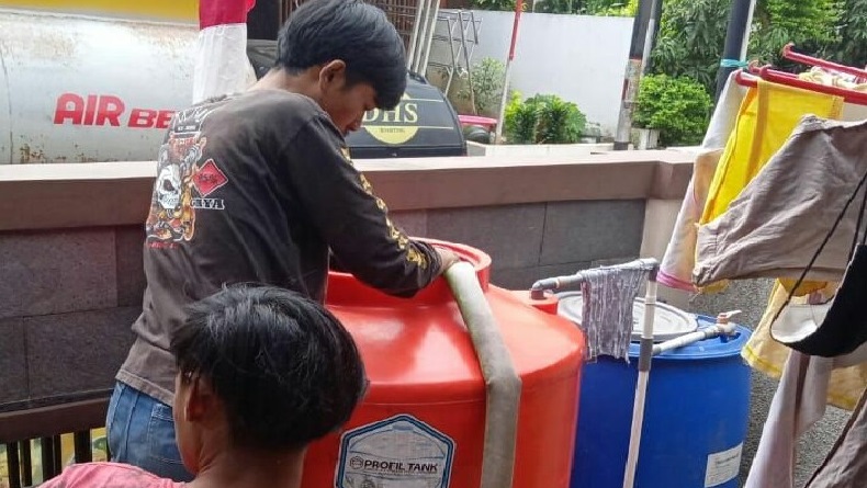 Pasokan Air PDAM Tak Lancar, Warga KBB Terpaksa Patungan Beli Air