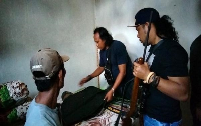 Kompak Punya Senpi Rakitan, Bapak Anak Ditangkap Polisi