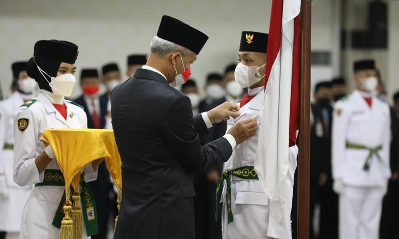 Ganjar Kukuhkan 35 Anggota Paskibraka Jateng, Ini Pesan dan Harapannya