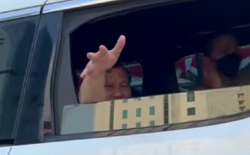 Viral Video Prabowo Sapa Warga di Lampu Merah, Netizen: Masya Allah, Ramah Banget