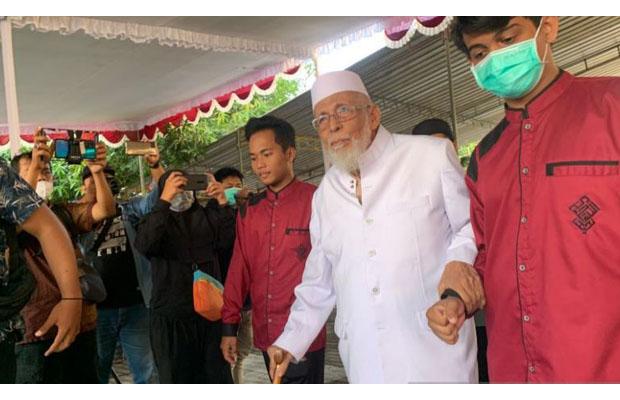  Penampakan Abu Bakar Ba'asyir Ikut Upacara HUT Kemerdekaan RI, Pakai Baju dan Peci Putih