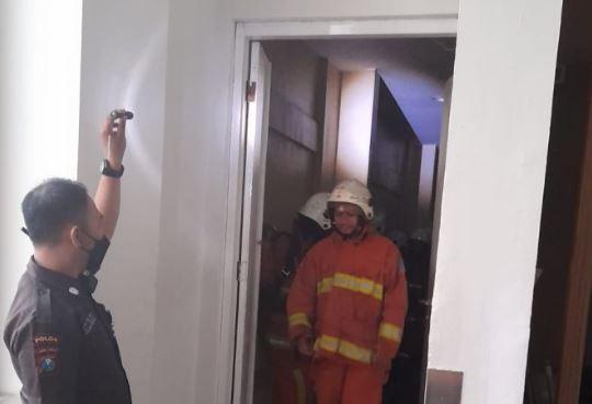 Pujasera Dikepung Asap, Pengunjung Tunjungan Plaza Surabaya Panik Berhamburan Keluar